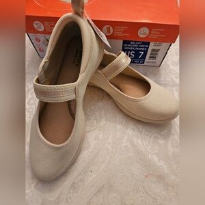 JSport Mary Jane Cream Flats for Women, Size 8, NWT, No Box